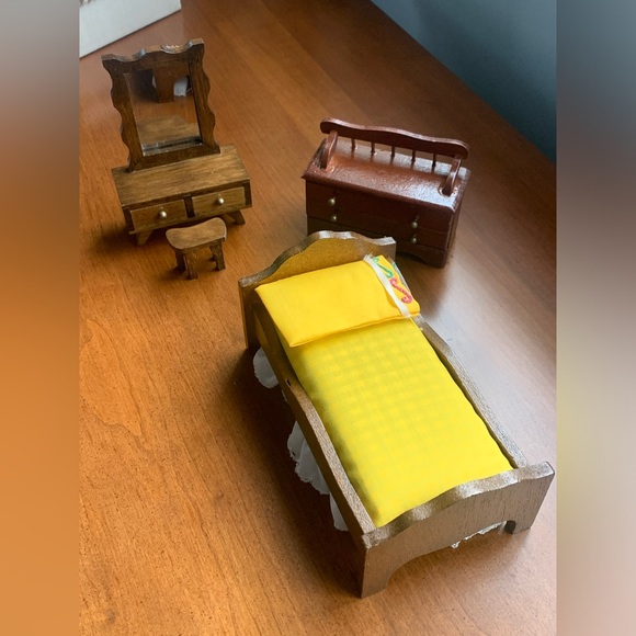 Vintage Dollhouse Bedroom 3 pieces, Bed, Vanity, Blanket Chest. - Picture 9 of 13